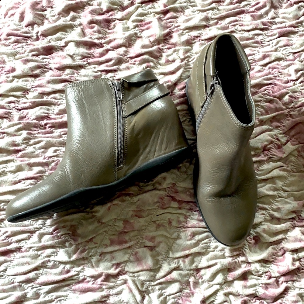 Me Too Wedge Booties! size 9